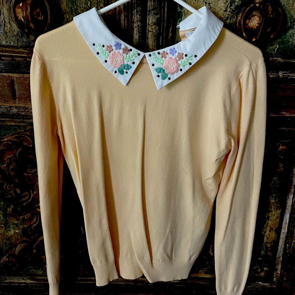 Italian moda sweater with attached linen embroidered collar-